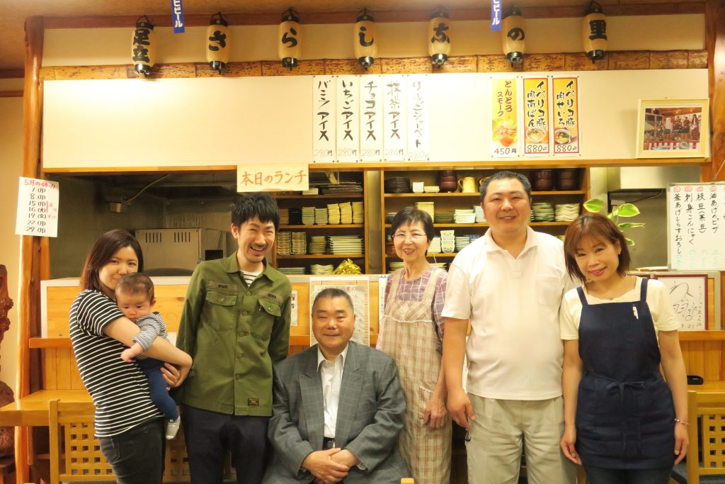 右から、那須久美江さん、進二郎さん、智恵子さん、仙吉さん、大島俊映、睦美