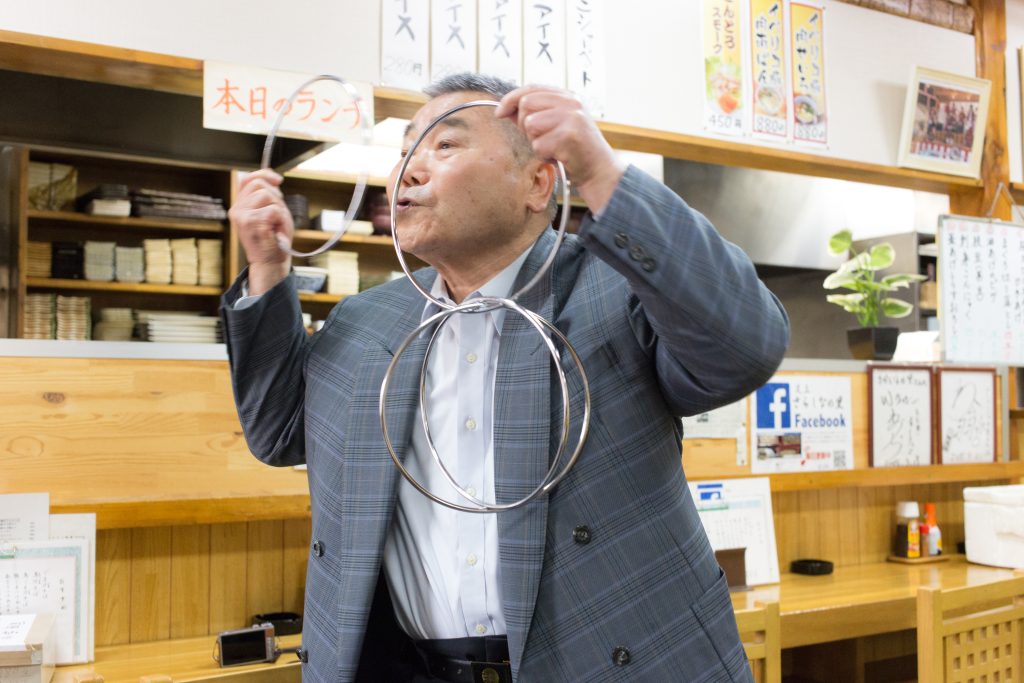 マジックを披露してくれた仙吉さん