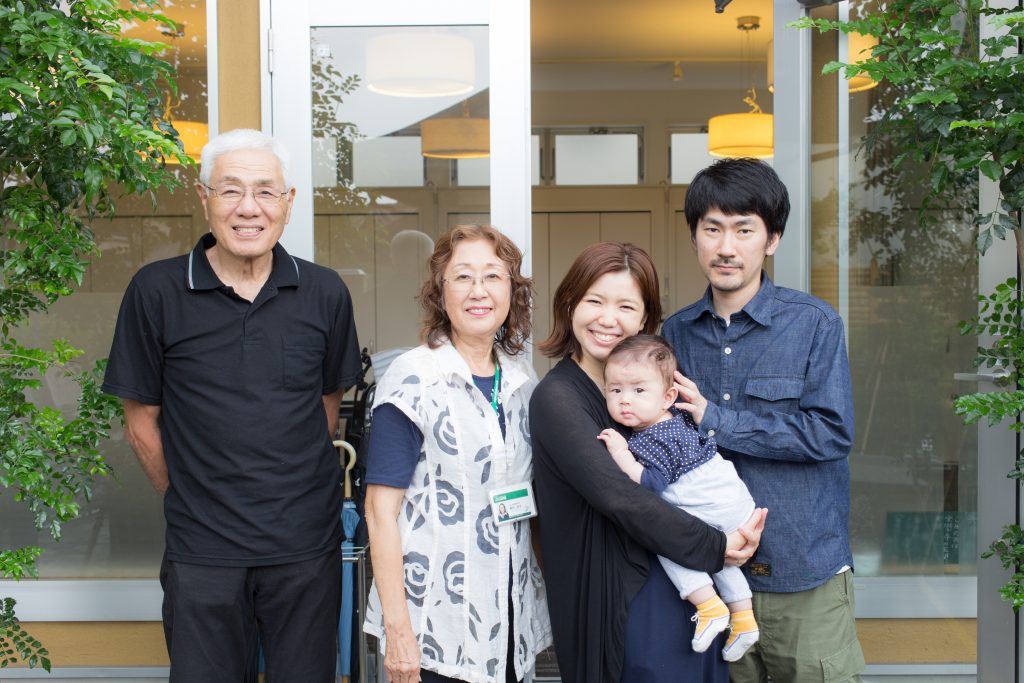 左から、栗田武之さん、京子さん、大島睦美、俊映