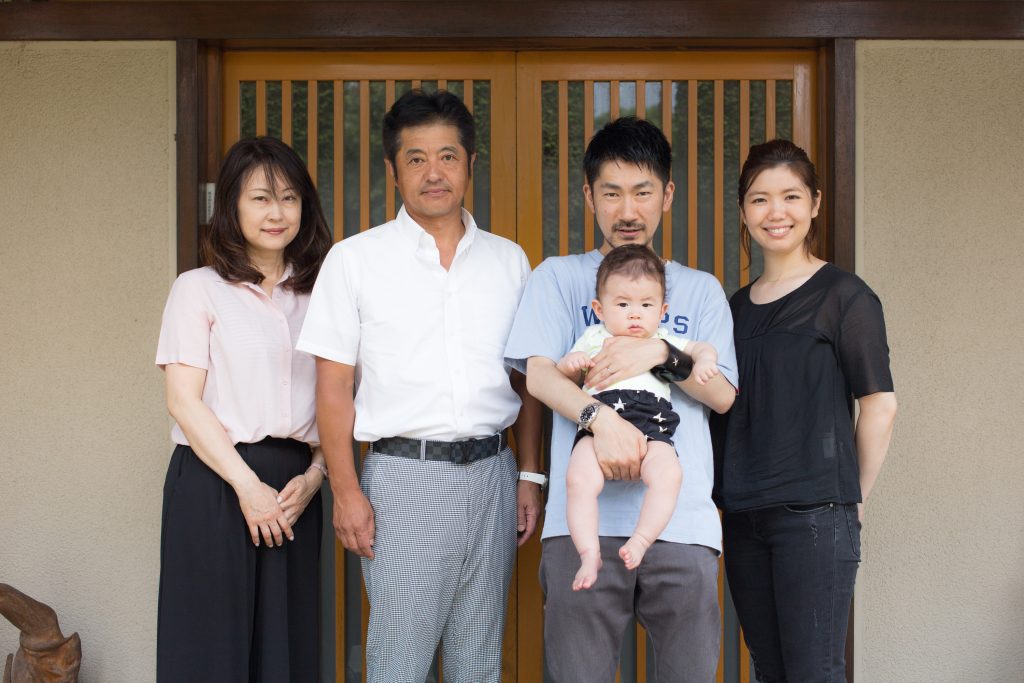 左から、小金井ゆか梨さん、康光さん、大島俊映、睦美