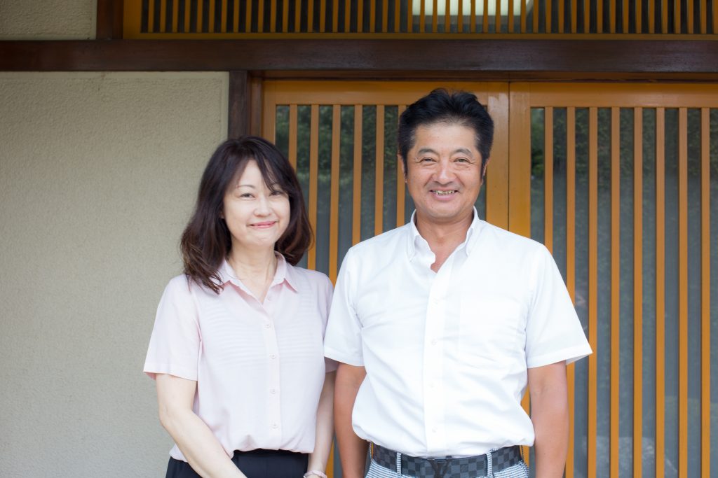 玄関で。お二人とも笑顔が素敵です。