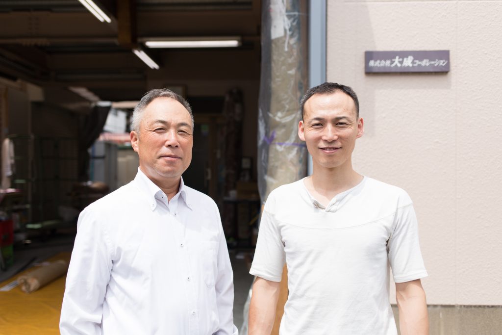 左が追分敏彰さん、右が追分脩司さん。 大成コーポレーションの前で