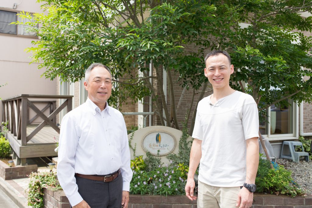 左が追分敏彰さん、右が追分脩司さん。 色彩のギャラリーの前で