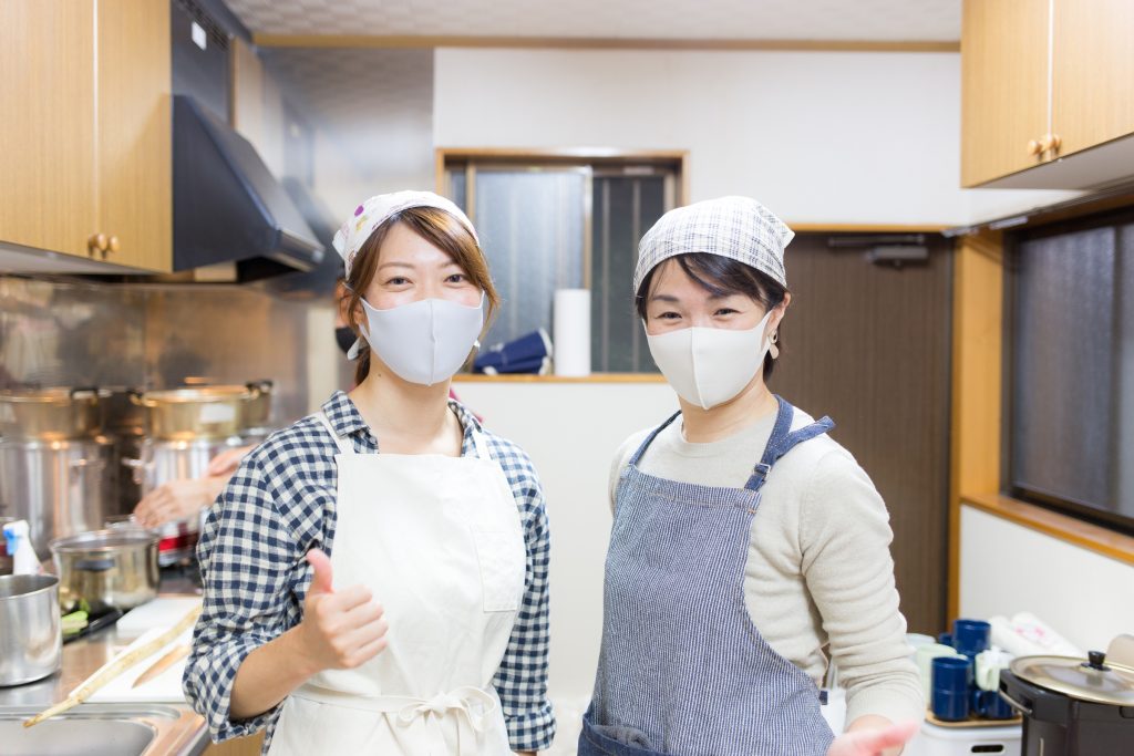 新型コロナの影響でマスクを付けるも、笑顔が零れる魚卵姉妹