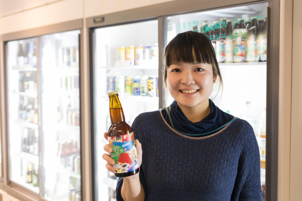 木下央さん、手にはゴクゴクニシニッポリ