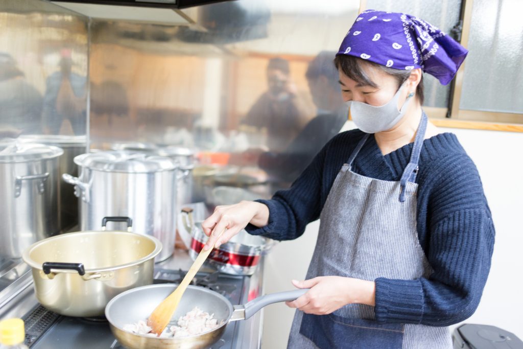 昨年の練習会で料理をする“すじこさん”。写真のストックが切れました