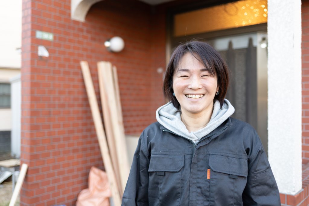 「コミュニティKoenてらまちハウス」の前で撮影
