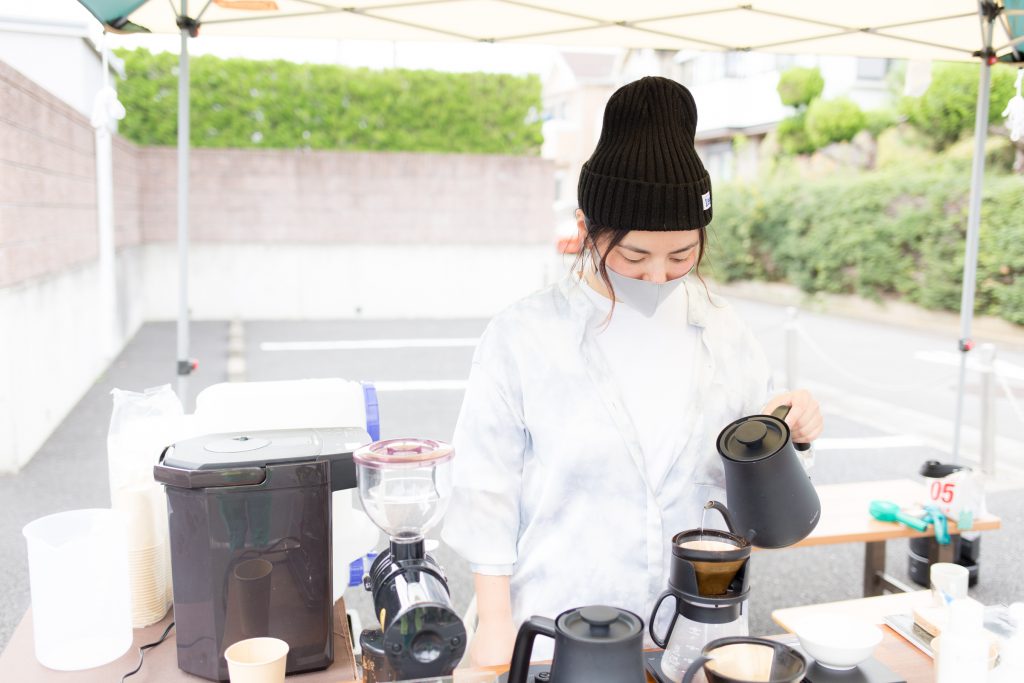 「ゼンガクジ フリー コーヒースタンド」でコーヒーを淹れる“ゆっち”