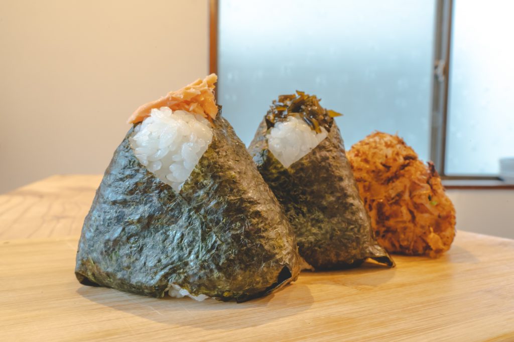 にぎりむすび(左からシャケ、コンブ、オカカ、)