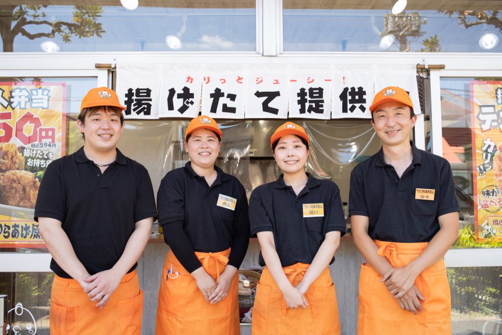 1番右が「たなにん」こと、田中信太郎さん。お店のスタッフと
