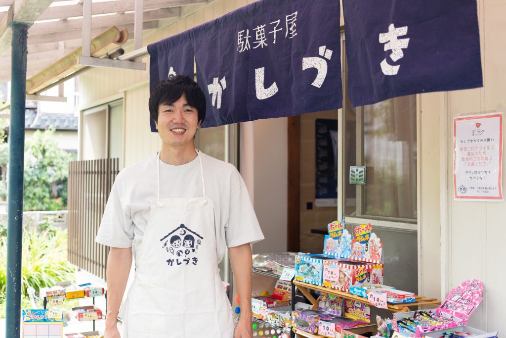 「駄菓子屋 かしづき」店主の佐々木隆紘さん
