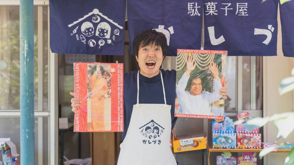 「駄菓子屋 かしづき」店主の佐々木隆紘さん
