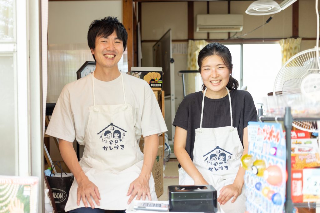 「駄菓子屋 かしづき」店主の佐々木隆紘さん(左)と、女将の佐々木明日香さん(右)