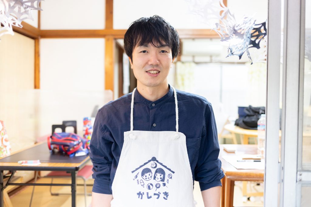 「駄菓子屋 かしづき」店主の佐々木隆紘さん