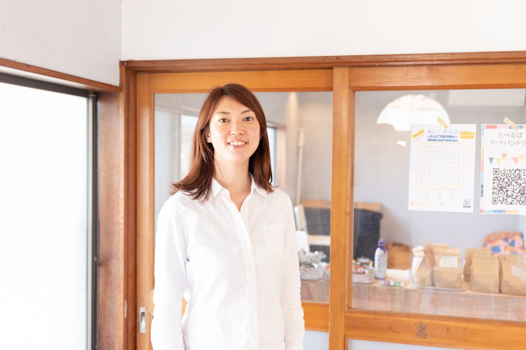 「あだち子ども食堂 たべるば」女将の川野さんと「たべるばパントリー」の会場