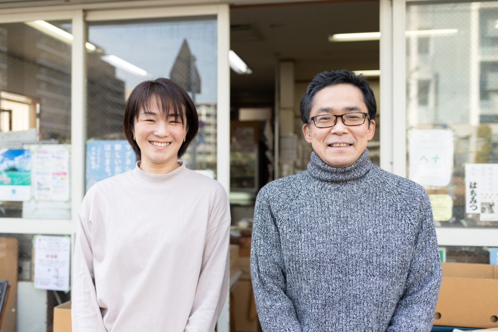 右が「はる菜」の増田浩一さん、左が対談ホストで「にぎり娘」の山本亜紀子さん 