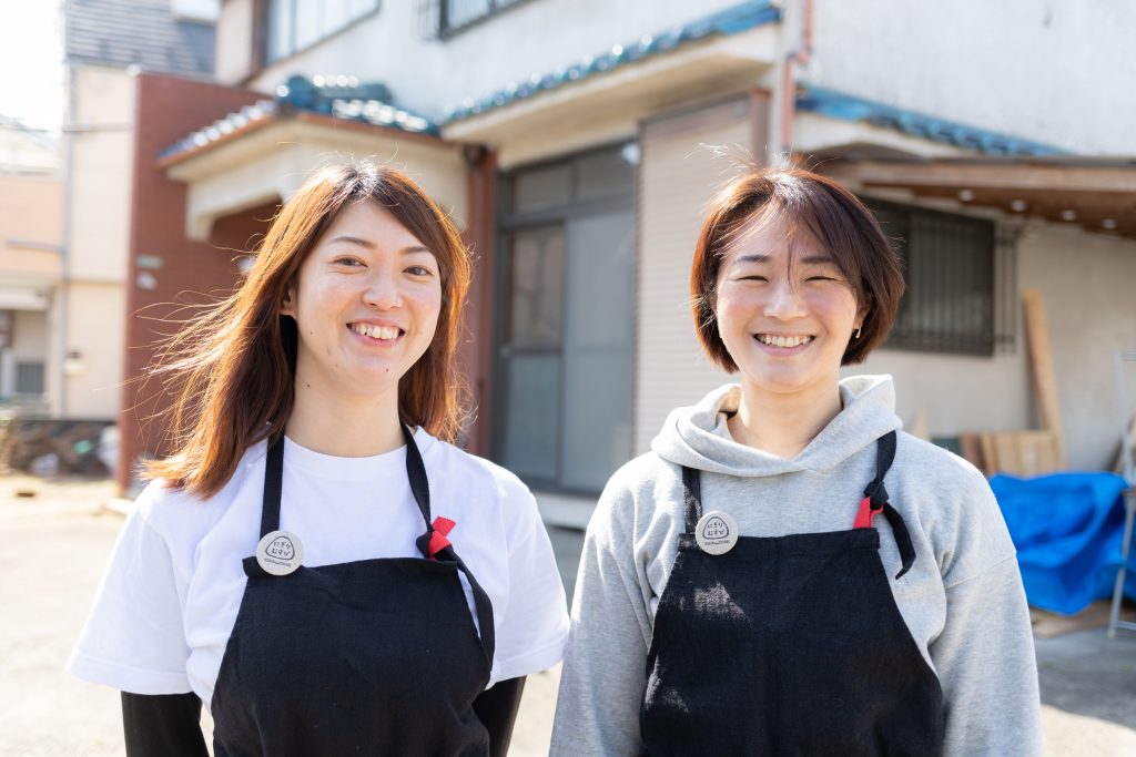 右が「にぎりむすび」女将の山本亜紀子さん、左が営業プランナーの川野礼さん