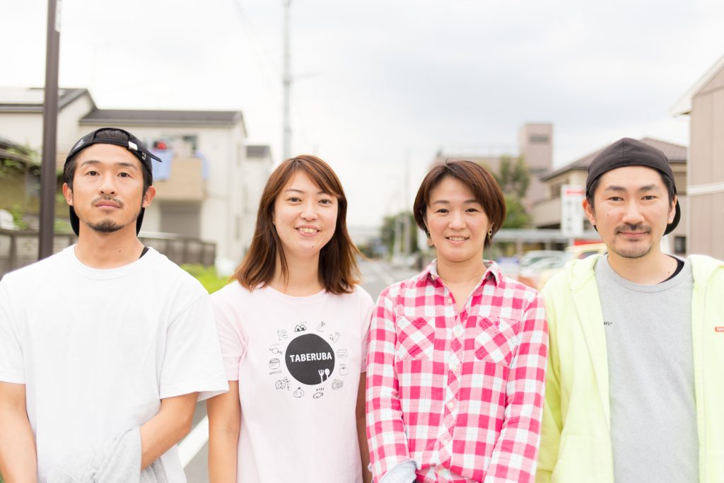 右から2番目が「 ママとキッズのサードプレイス」プロジェクトリーダーの山本亜紀子さん、1番右が「ギリギリにぎりむすび」執筆者の大島俊映。“にぎりむすび” のメンバーと