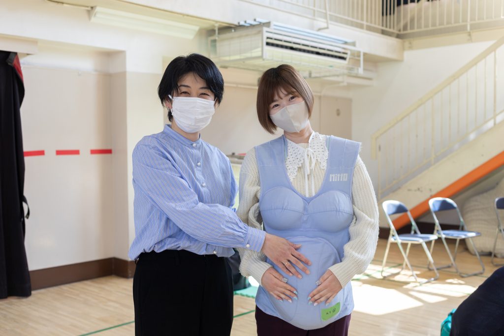中澤さんと“妊婦体験ジャケット”を着た村田