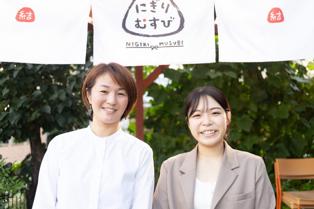 「にぎりむすび」女将の山本亜紀子さん（左）と「にぎりむすびギフト」アシスタントの林美沙希（右）