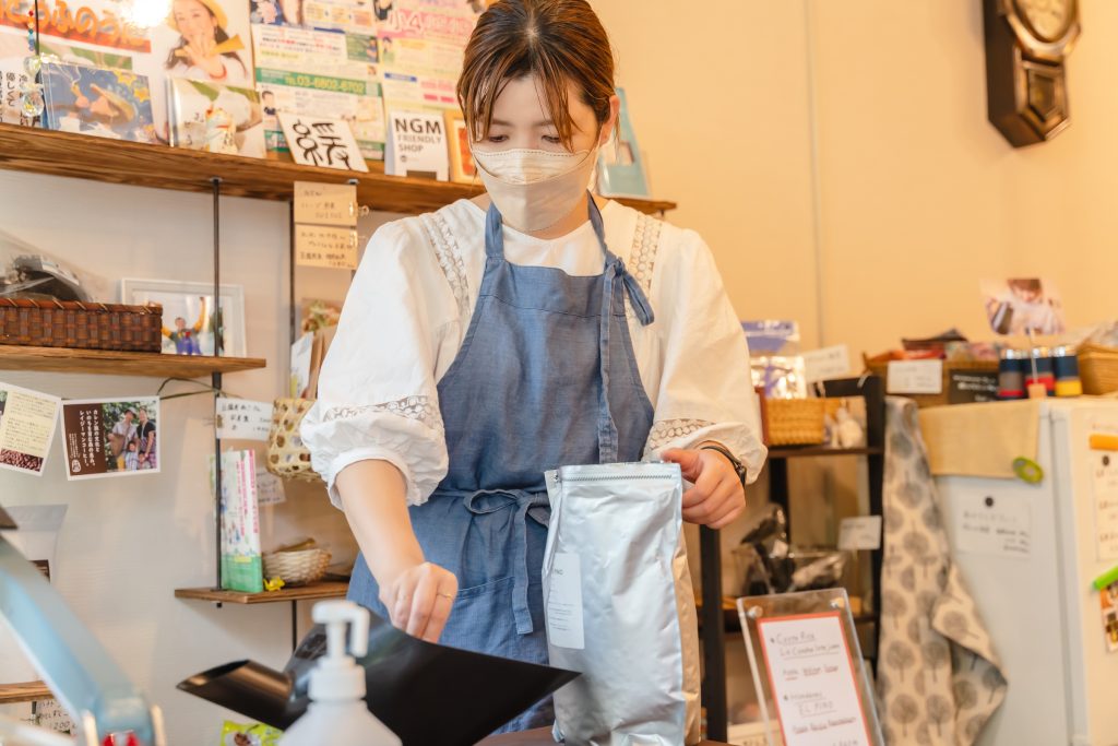 「あやせのえんがわ」でのイベントで作業をする「Masako Mutsumi by Zengakuji free coffee」コンセプターのMutsumiさん