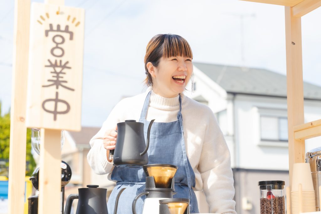 オーナーバリスタのMutsumiさんが、無料でスペシャルティコーヒーを淹れている
