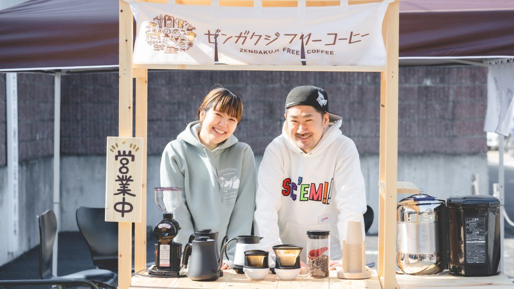 「ゼンガクジ フリー コーヒースタンド」オーナーバリスタのMutsumiさん（左）と、運営母体となる「ゼンガクジ フリー コーヒー」代表の大島俊映さん（右）