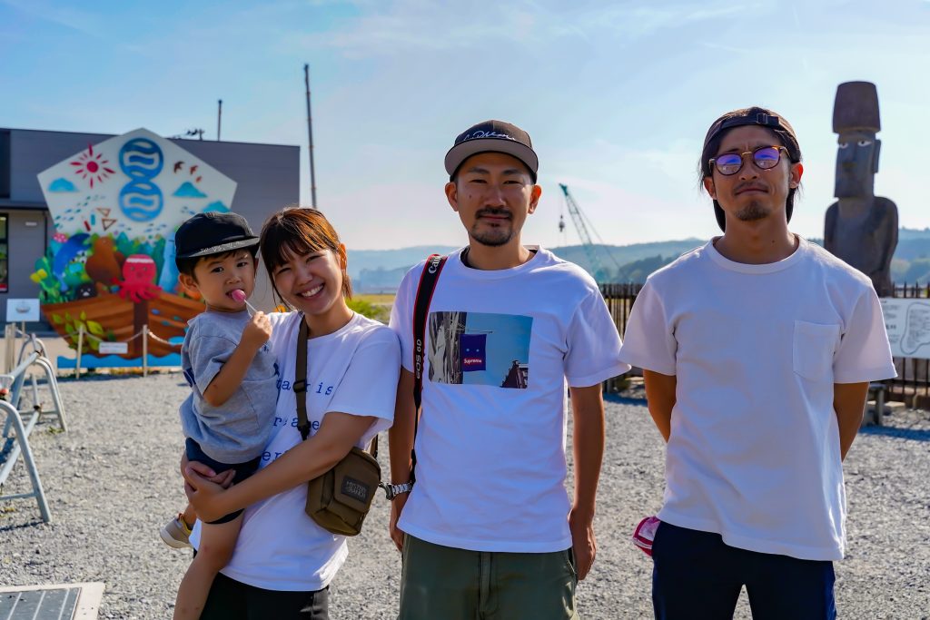 東日本大震災の復興支援のために南三陸を訪れた際の写真。右から長村孝則さん、大島、大島の家族