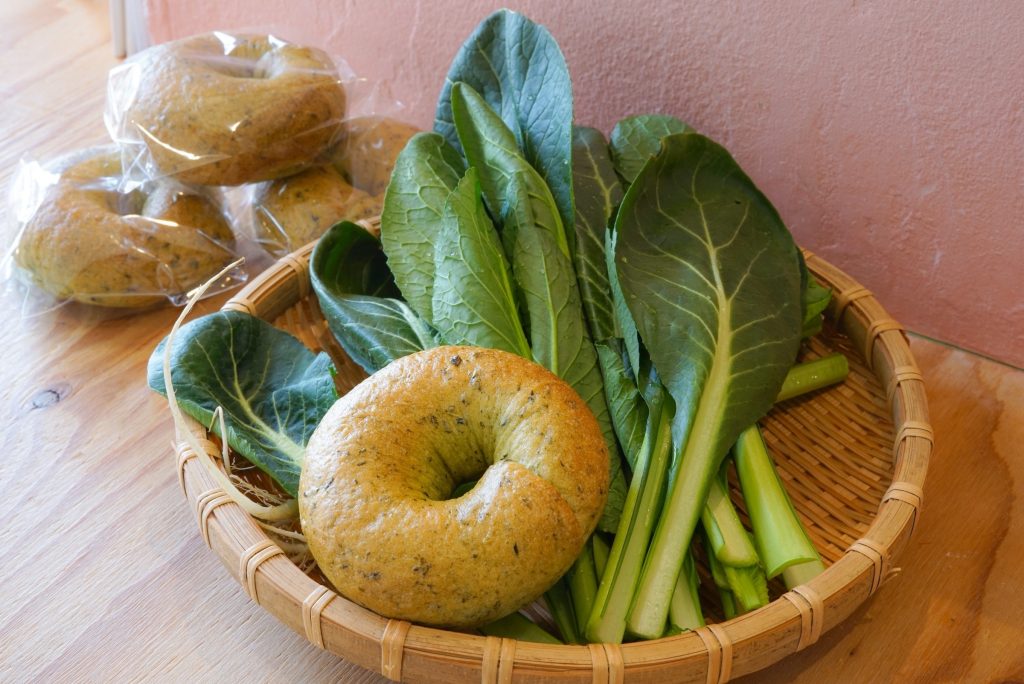足立区の小松菜ブランド「足立菜」を使ったベーグル（画像提供：カフェノトリコ）