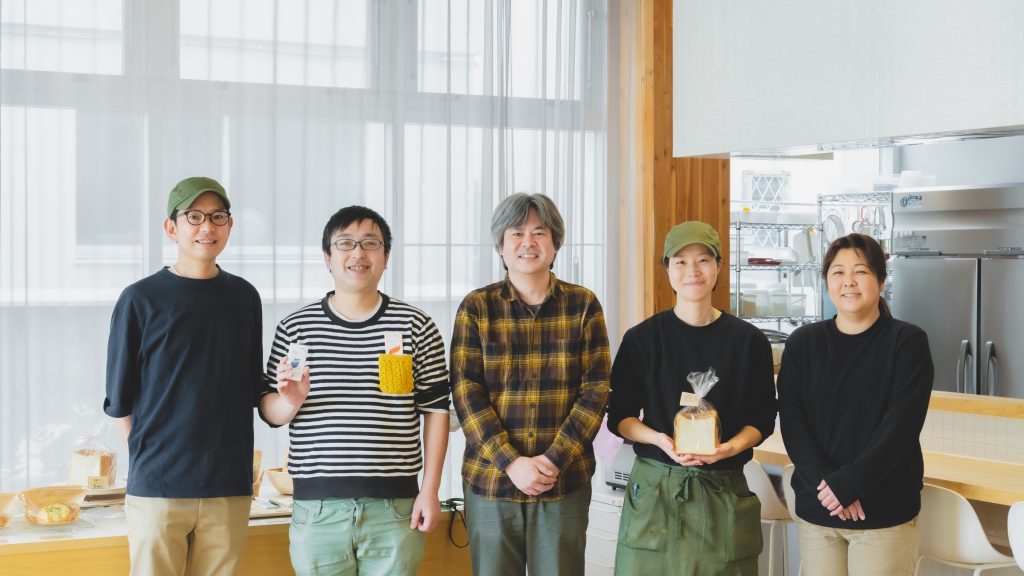 OUCHI CAFE・KITCHENのサービス管理責任者の石坂康彦さん（左から2人目）と職員のみなさん 