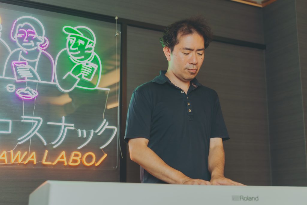 武藤さんがピアノを弾く様子