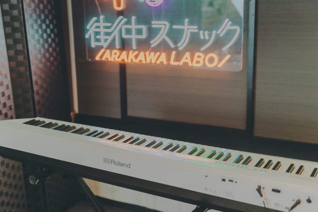 「街中スナック Arakawa labo店」でのライブで使われるキーボード