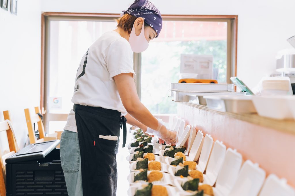 「にぎりむすびギフト」で届けられる食事を準備する様子