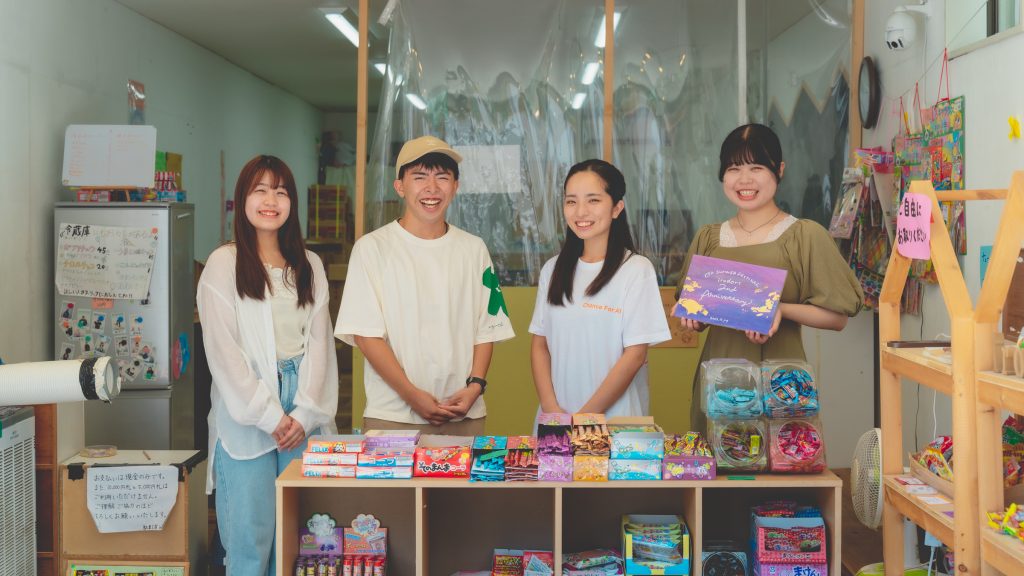 「irodori」を担当する「Chance For All」職員の廣瀬陽香さん（右から2人目）と学生ボランティアのみなさん