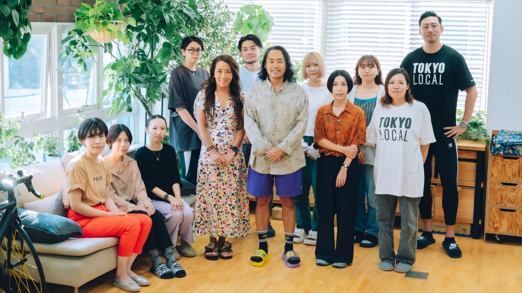 「ROOM810」代表取締役の丸山慎二郎さん（中央）とスタッフのみなさん