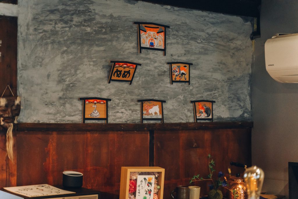 「路地裏寺子屋rojicoya」の壁に飾られてる絵