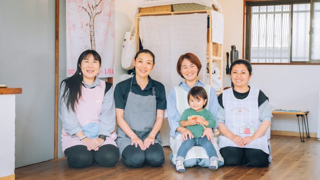 「コミュニティkoen」代表の山本亜紀子さん（右から2番目）とメンバーのみなさん