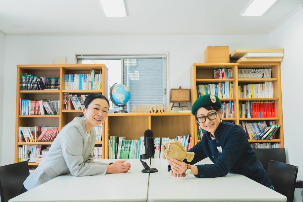 “ゆっきぃ先生”こと和田由紀子さん（左）と、"スズキミ"こと鈴木公子さんとヒラメのカレイちゃん（右）