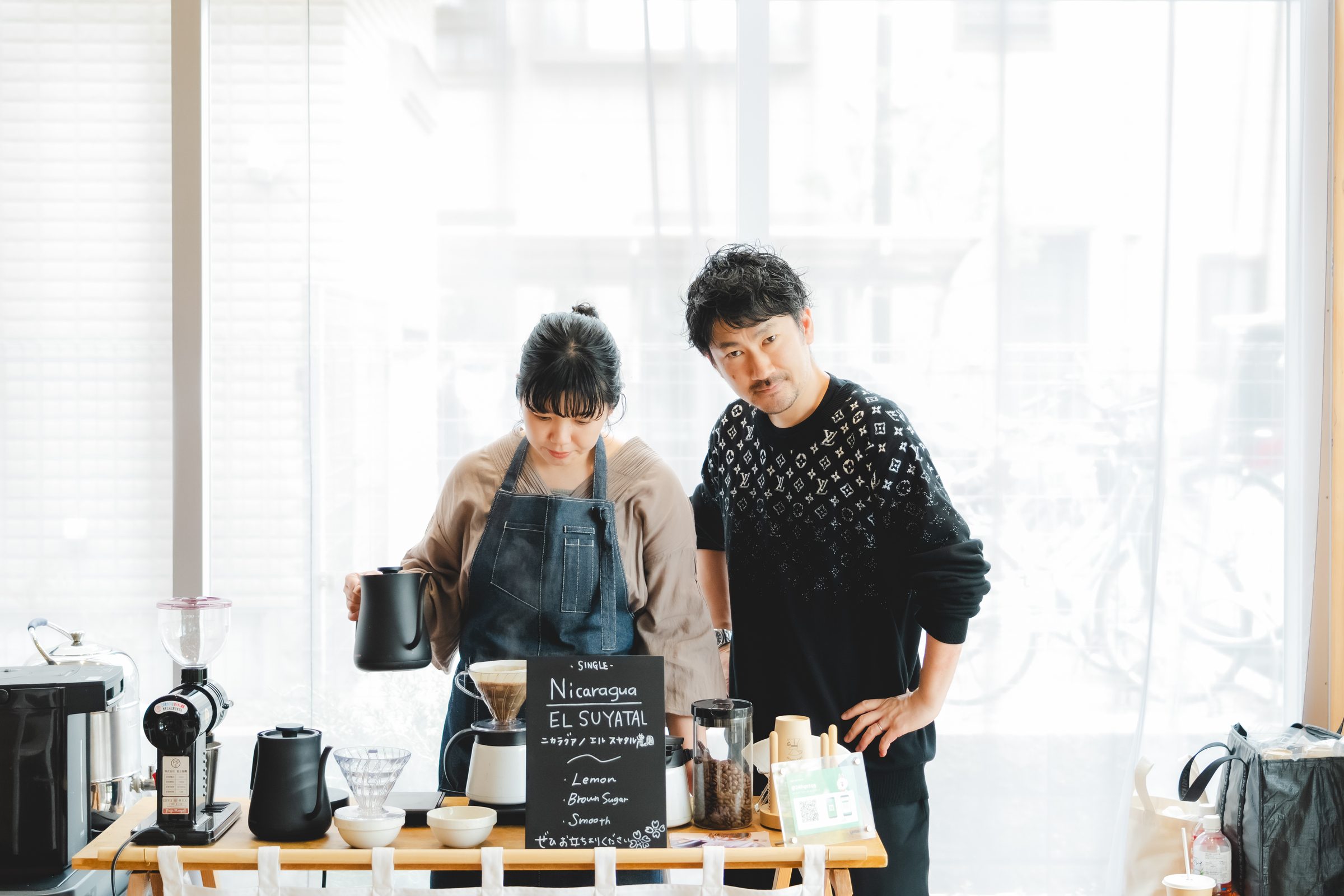 「まだ港区で消耗してるの？」を主催するトネリライナーノーツ編集長の大島俊映（右）と、コーヒーカクテル「ムツミノトリコ」を販売するMutsumiさん（左）