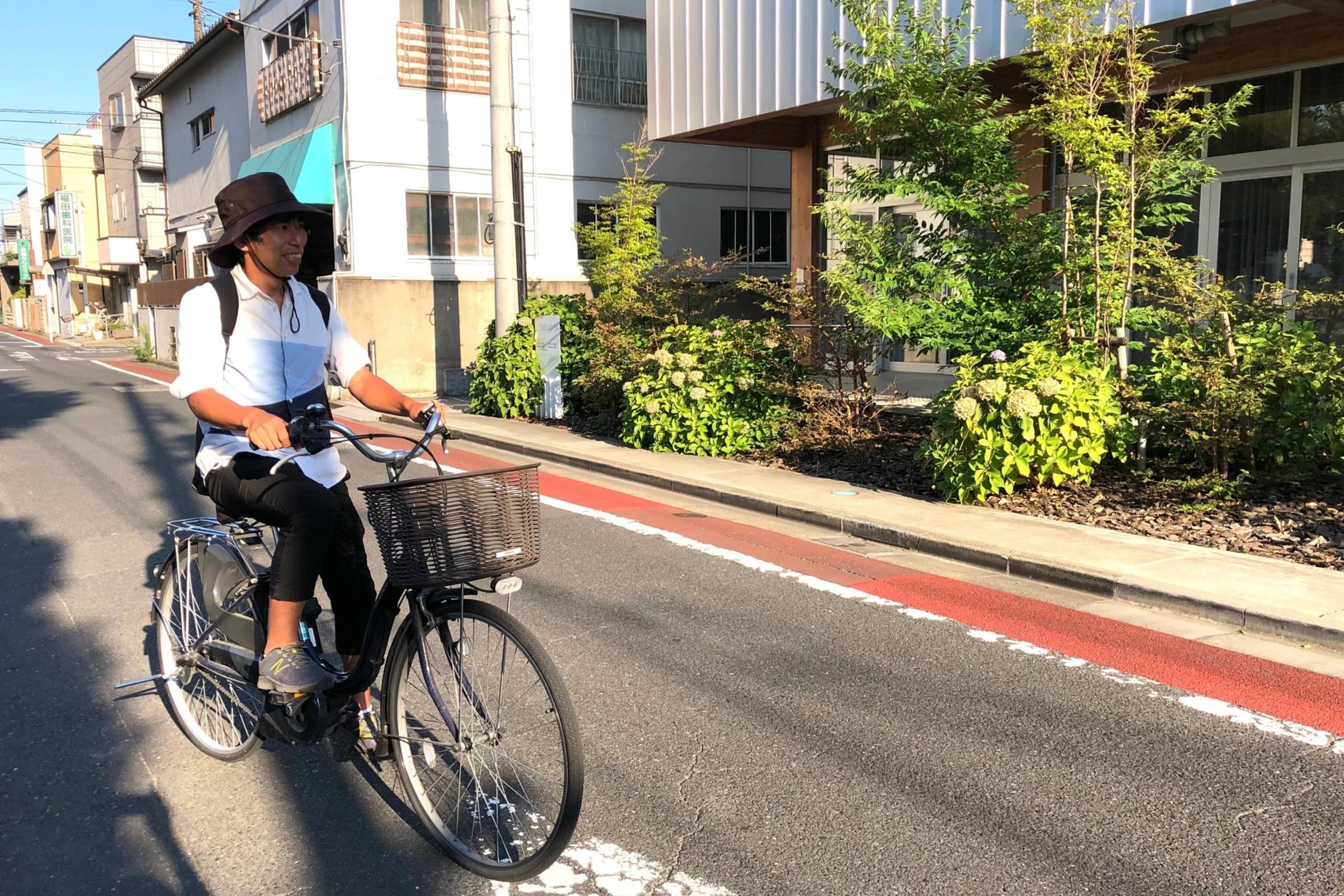 愛車の自転車で訪問活動をする様子