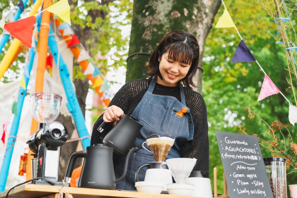 「ハロウィン テンプル」でフリーコーヒーをする「ゼンガクジ フリー コーヒースタンド」のMutsumiさん