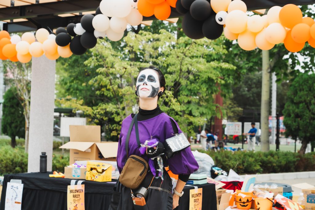 「ハロウィンタウンマーケット」の主催者の仮装