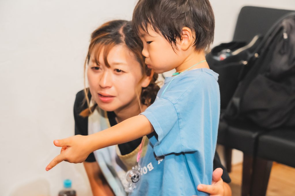 子どもと遊んでいる様子