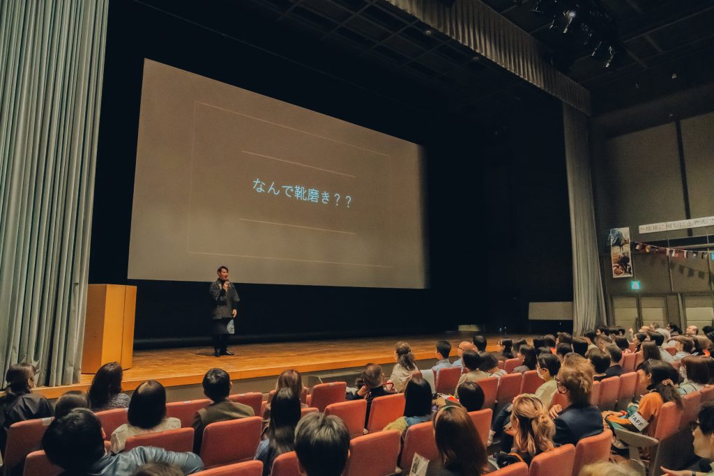 「靴磨き世界一周 ヨーロッパ編 報告会全国ツアー2024 in東京」の様子