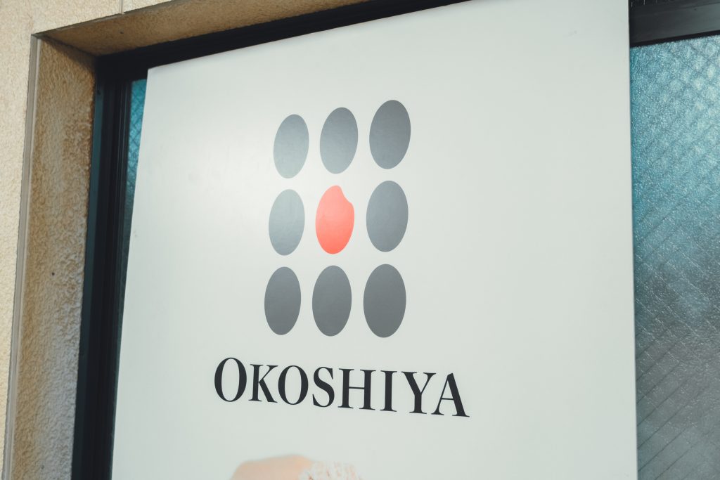 「OKOSHIYA」のメインロゴマーク