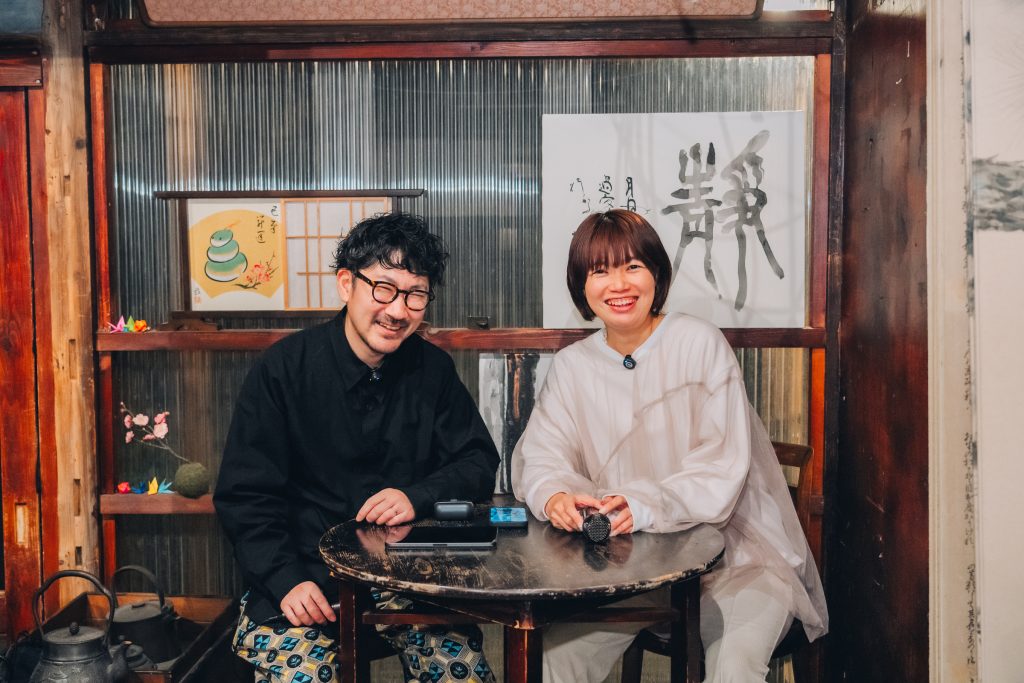 「ガチアダチ サミット」登壇者の松山瞳さん(右)と、聞き手の大島俊映(左)