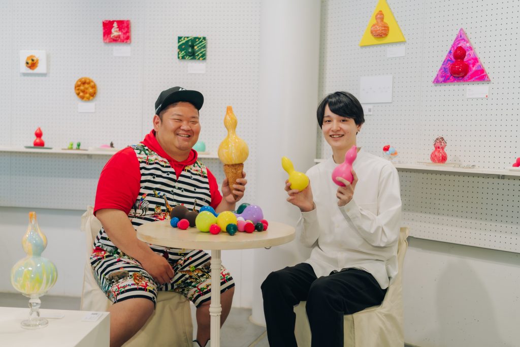 「ひょうたん芸人」あらぽんさん(左)と筆者(右)