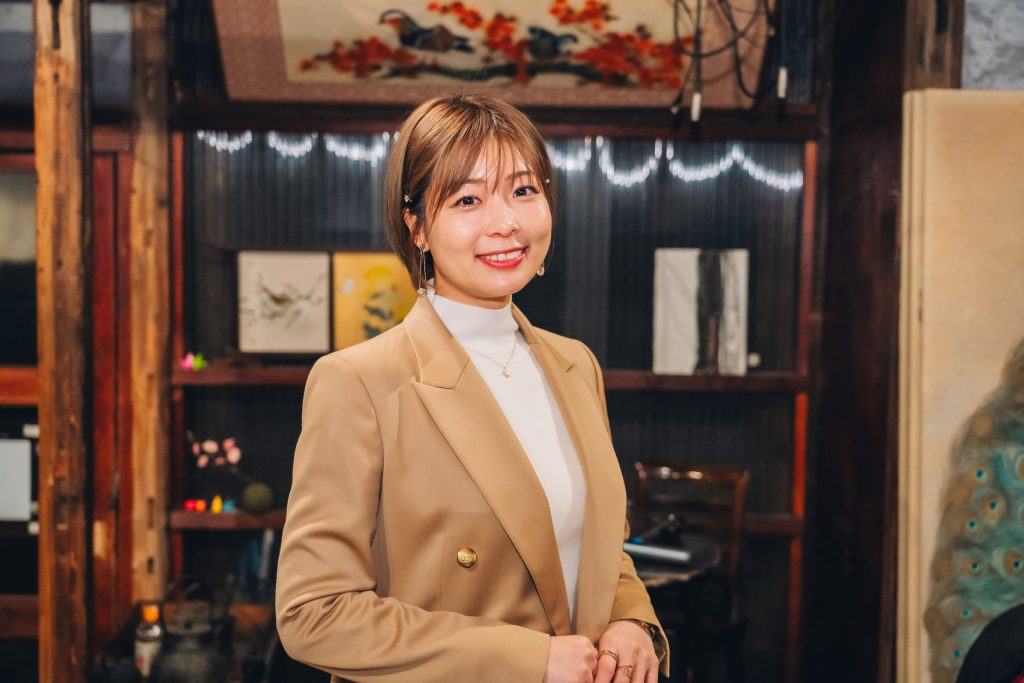劇団「遅咲会」主宰、女優たちが働くカラオケバー「ActressBarヒキワライ」オーナーの中川ミコさん