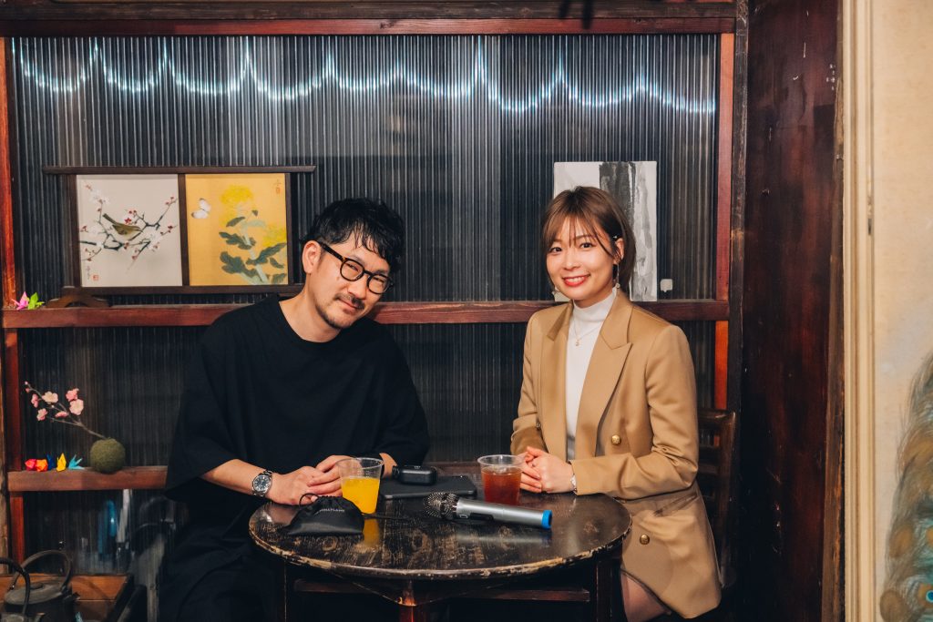 「ガチアダチ サミット」登壇者の中川ミコさん(右)と、聞き手の大島俊映(左)