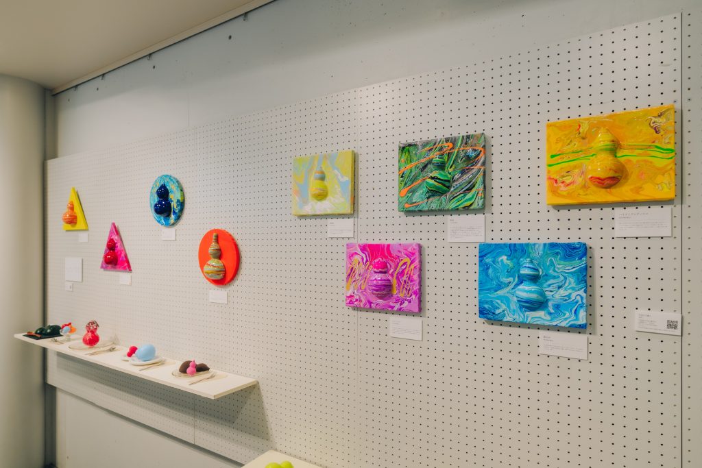 あらぽんさんが生み出した、ひょうたんを使った絵画作品